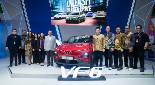 VinFast VF 6 tay lái nghịch gây chú ý tại Triển lãm Ô tô Quốc tế Indonesia 2025